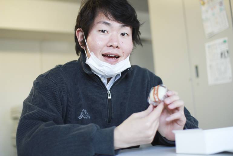 白井君 大福を持つ白井君