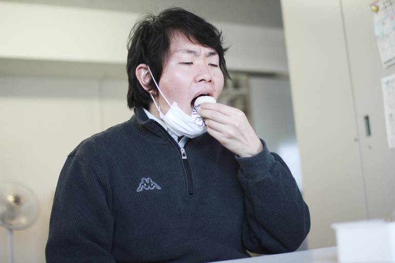 大福をかじる白井君 大福をかじる白井君