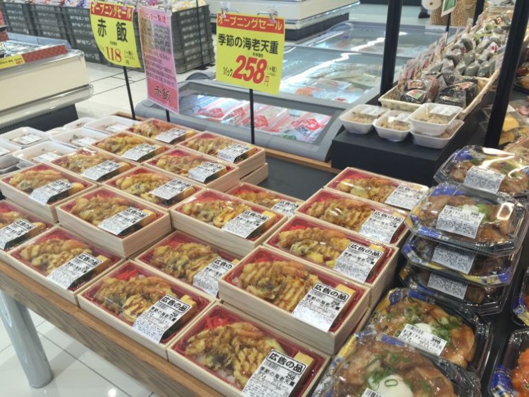 お得なお惣菜もたくさん
